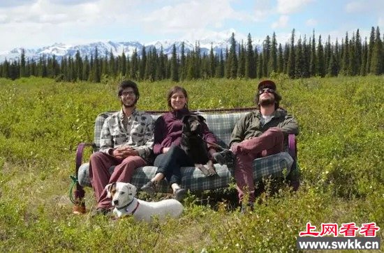 三好友带着两条狗一张旧沙发游遍美国