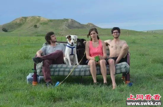 三好友带着两条狗一张旧沙发游遍美国