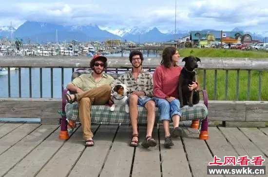 三好友带着两条狗一张旧沙发游遍美国