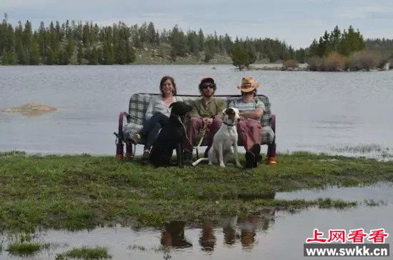 三好友带着两条狗一张旧沙发游遍美国