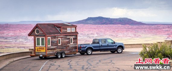 夫妇用皮卡车拉上自建小木屋环游全美