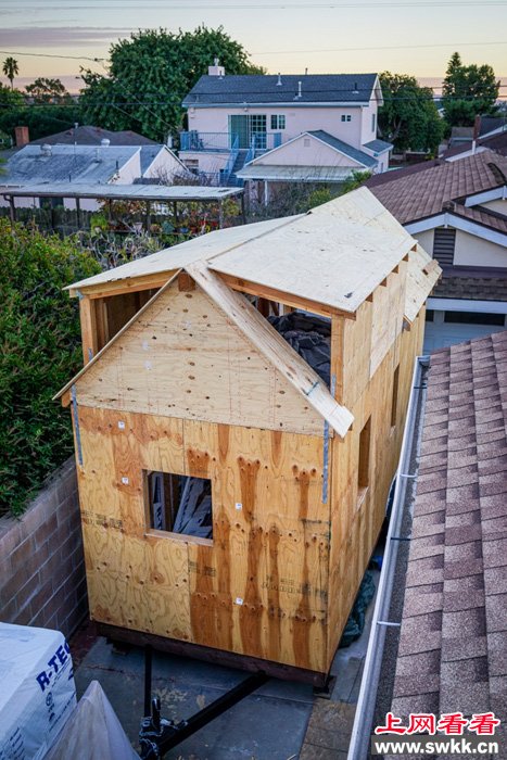 夫妇用皮卡车拉上自建小木屋环游全美