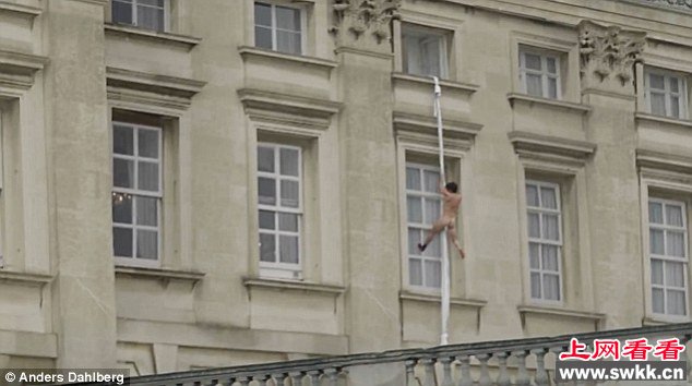 英国白金汉宫爬出裸男
