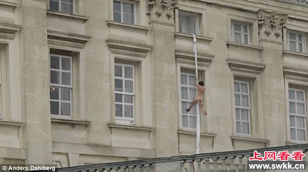 英国白金汉宫爬出裸男