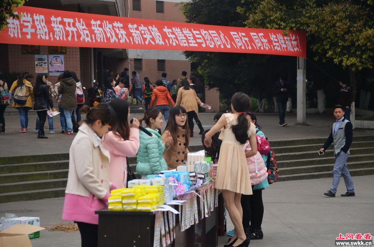 大学生男扮女装推销卫生巾