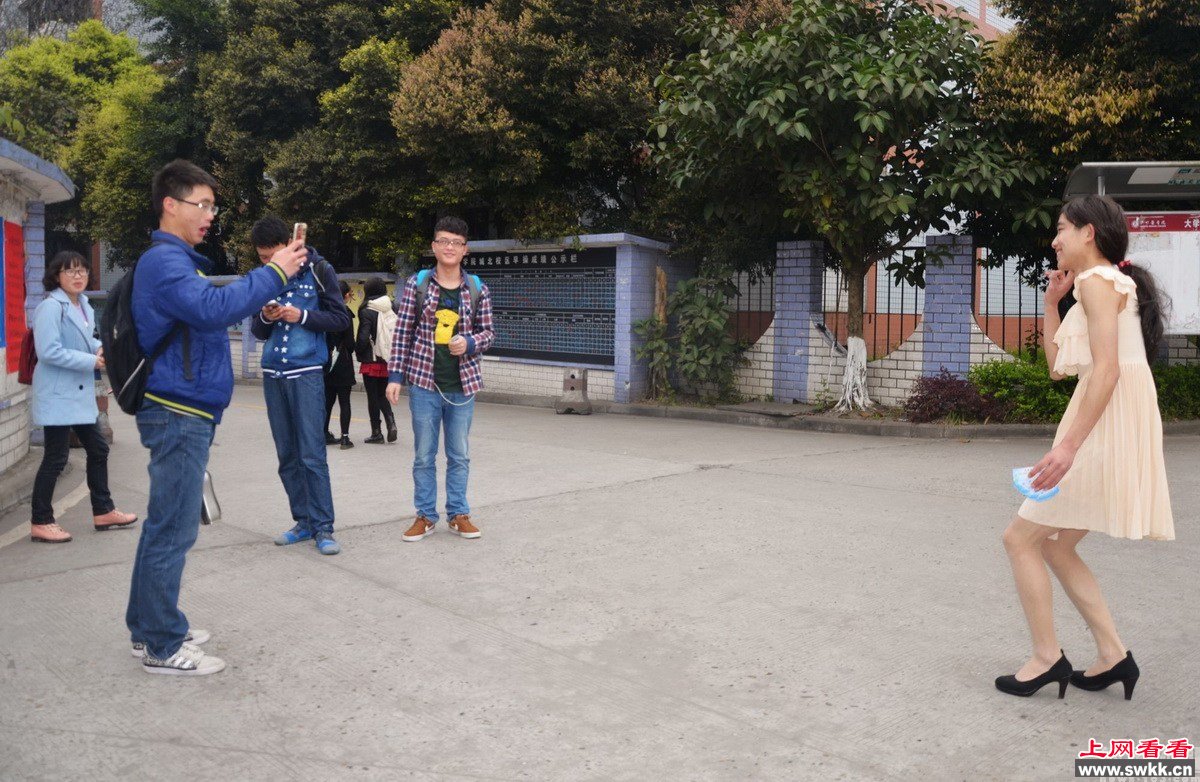 大学生男扮女装推销卫生巾