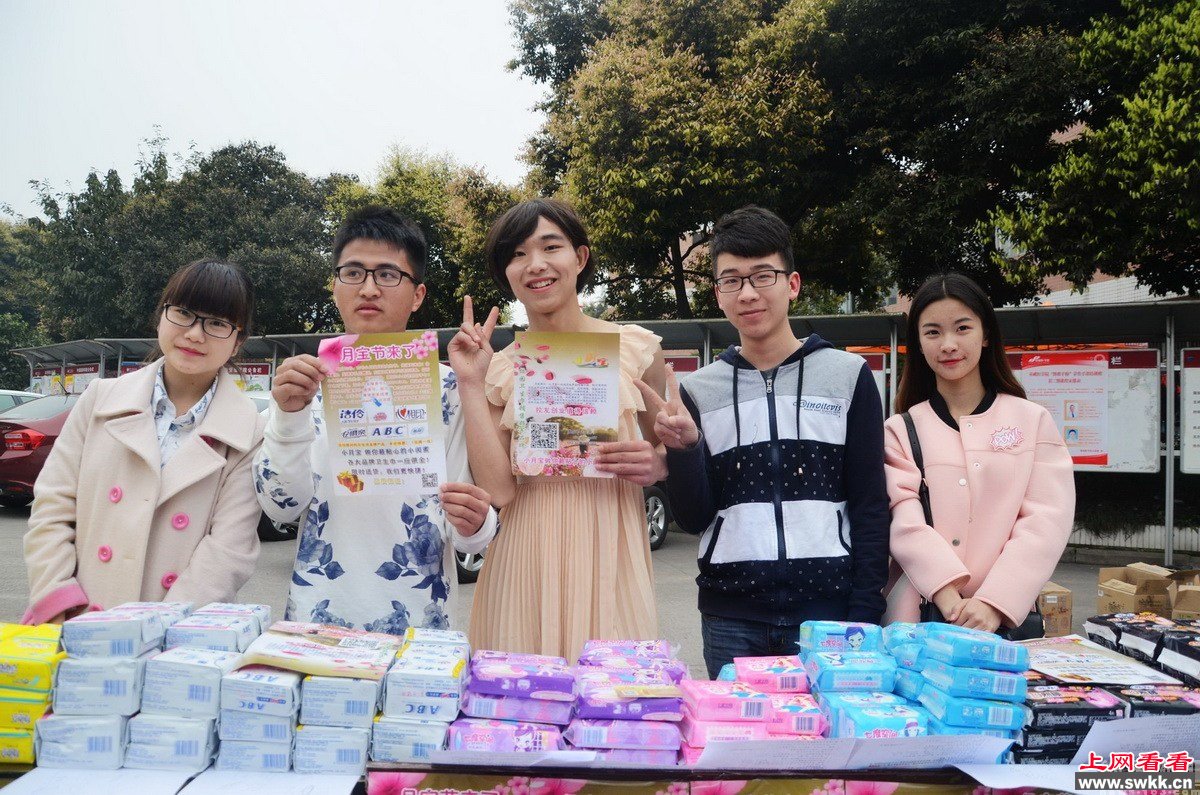 大学生男扮女装推销卫生巾