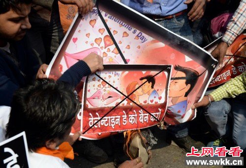 外媒：印度村庄通过决议禁止在公共场合接吻（图）
