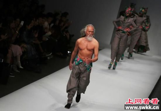 中国大爷80岁老人王德顺模特身材 王德顺t台走秀秀肌肉
