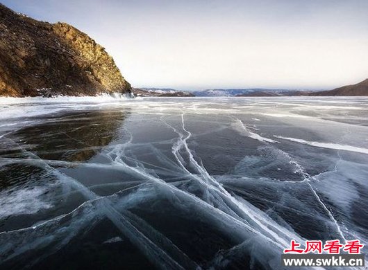 贝加尔湖出现裂缝(冰裂)美景 贝加尔湖出现裂缝(冰裂)美景
