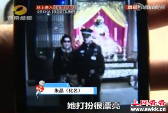 29岁小伙恋上62岁老太 对其儿子说：你妈说爱我