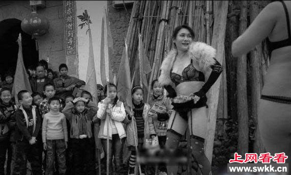 脱衣舞表演场面不堪入目农村丧事中出现