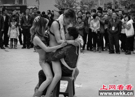 脱衣舞表演场面不堪入目农村丧事中出现