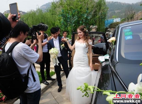 济南“土豪”婚车队:30多辆跑车迎娶俄罗斯新娘(图)