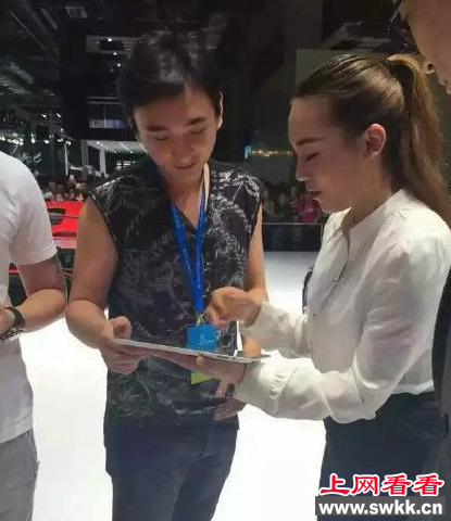 王思聪现身上海车展986万随手买辆豪车