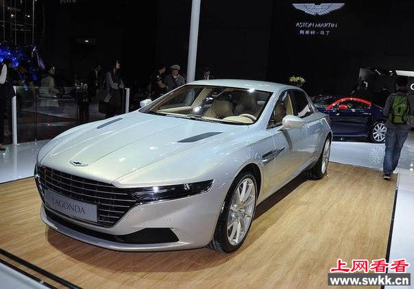 王思聪现身上海车展买豪车 新车订单曝光