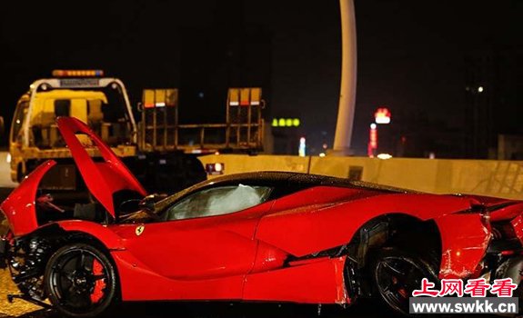 上海2250万法拉利跑车LaFerrari车祸撞毁