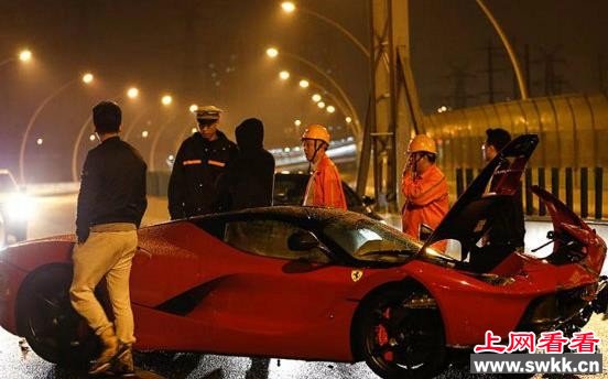 上海2250万法拉利跑车LaFerrari车祸撞毁