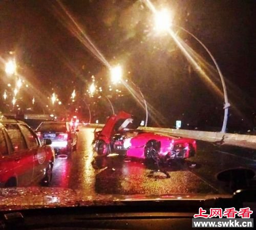 上海2250万法拉利跑车LaFerrari车祸撞毁