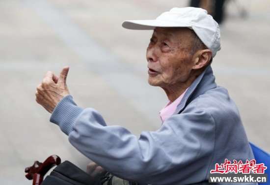 南京86岁老人再战高考 连续15年步入高考考场(组图)