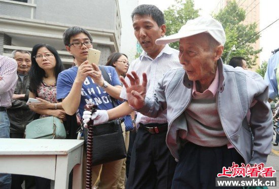 南京86岁老人再战高考 连续15年步入高考考场(组图)