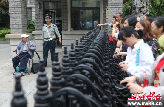 南京86岁老人再战高考 连续15年步入高考考场(组图)