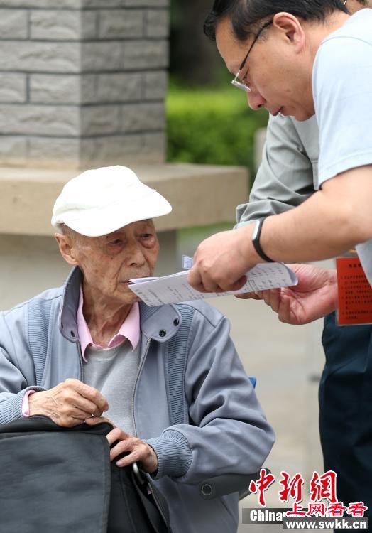 南京86岁老人再战高考 连续15年步入高考考场(组图)