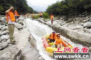 土豪为女友庆生包河漂流让数十名护漂员列队敬礼