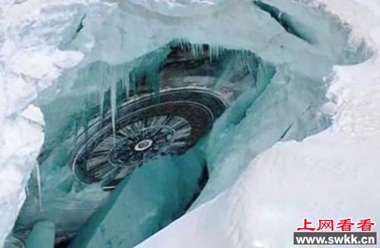 难以置信地球内部竟存在外星人的大型UFO基地