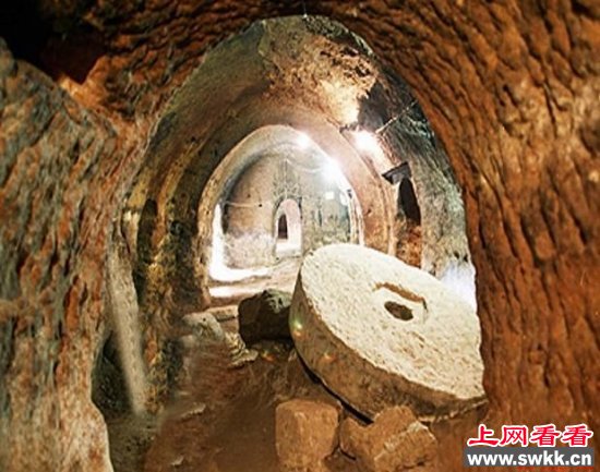 难以置信地球内部竟存在外星人的大型UFO基地