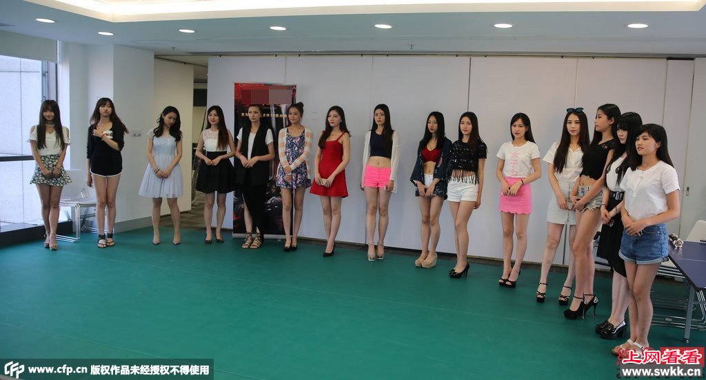 Showgirl美女面试改拼美腿
