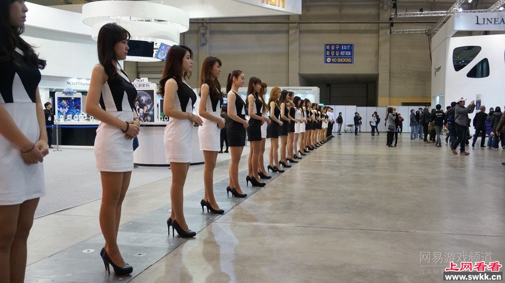 Showgirl美女面试改拼美腿