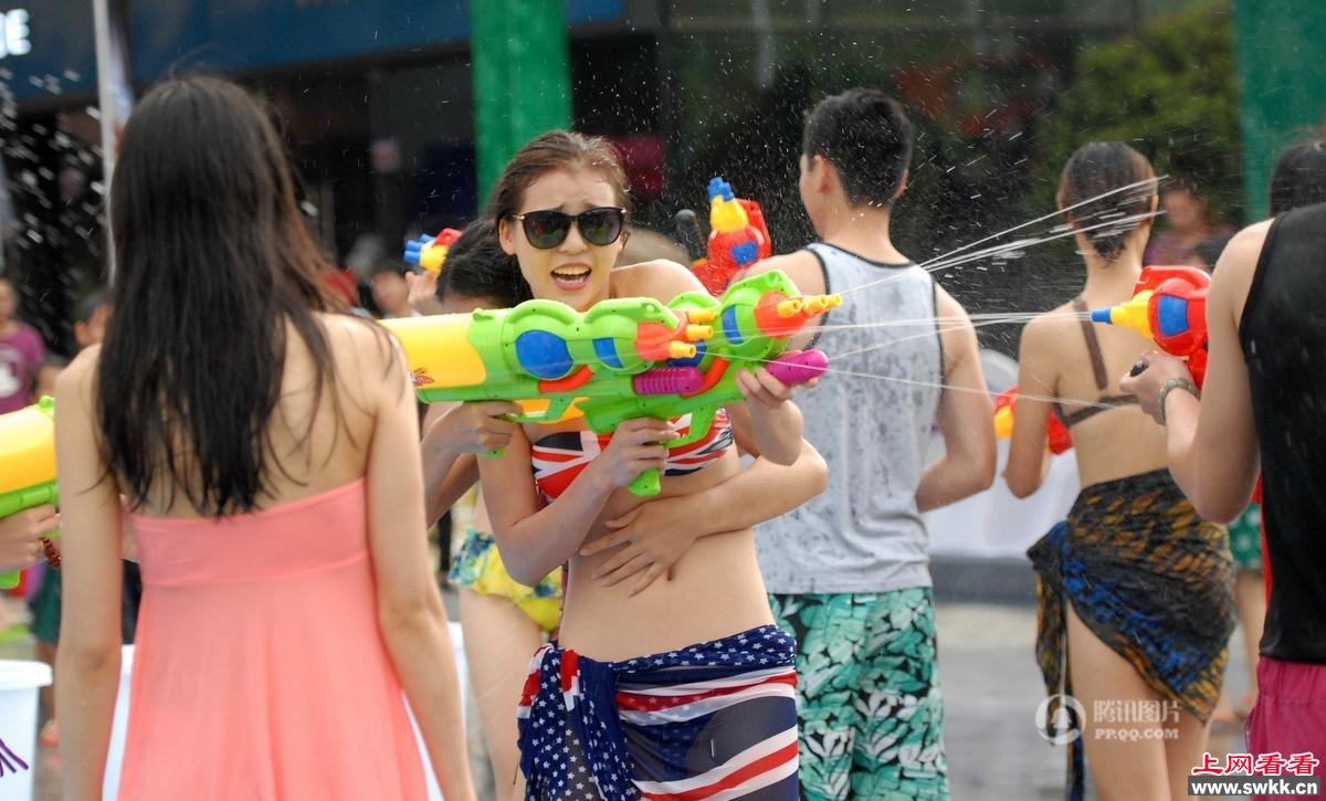 美女湿身 商场举办比基尼泼水节