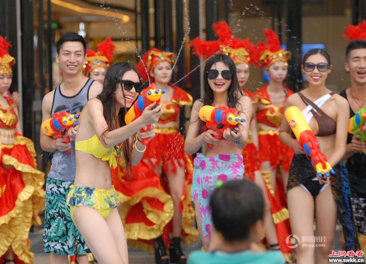 美女湿身 商场举办比基尼泼水节