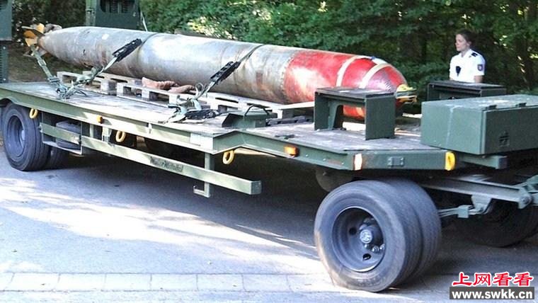 警方在一老人家中发现二战重型武器88炮虎式坦克鱼雷等