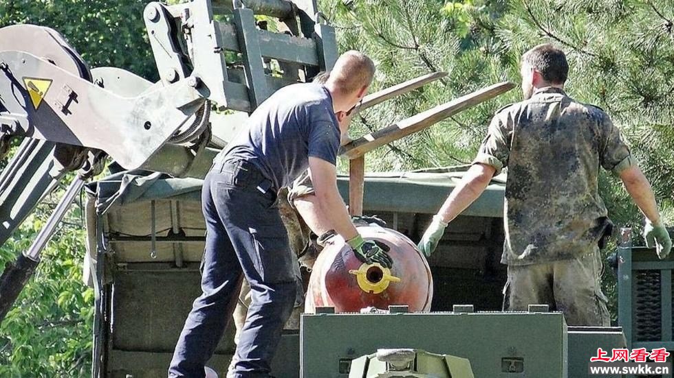 警方在一老人家中发现二战重型武器88炮虎式坦克鱼雷等