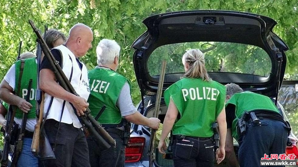 警方在一老人家中发现二战重型武器88炮虎式坦克鱼雷等