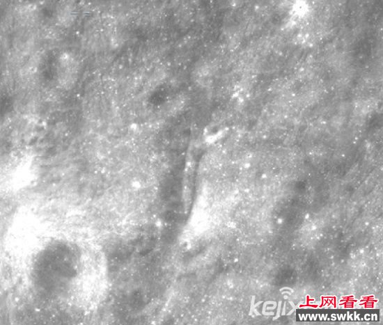 月球惊现巨型飞船残骸
