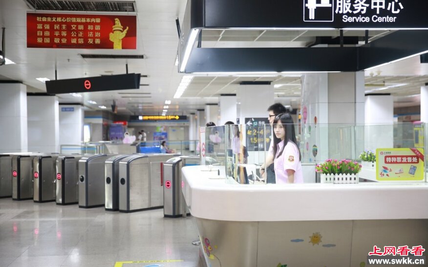 中国四千年第一美女变地铁乘务员