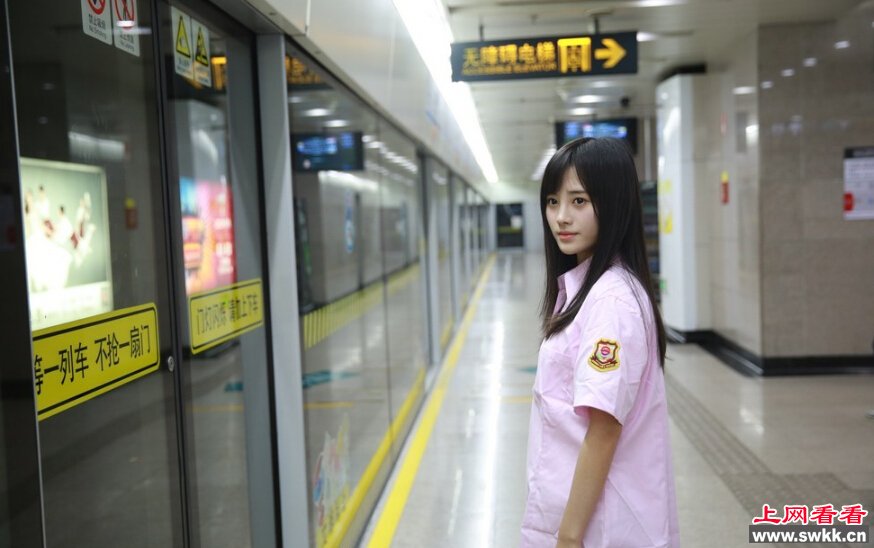 中国四千年第一美女变地铁乘务员