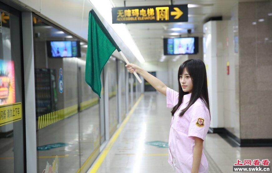 中国四千年第一美女变地铁乘务员
