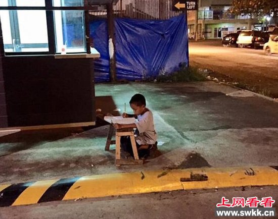 现代版凿壁偷光 男孩借着快餐店的灯光温习功课