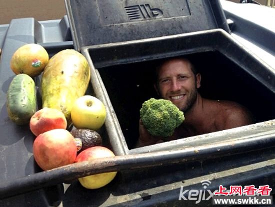 美国男子支持环保 竟成垃圾淘客食扔掉食物