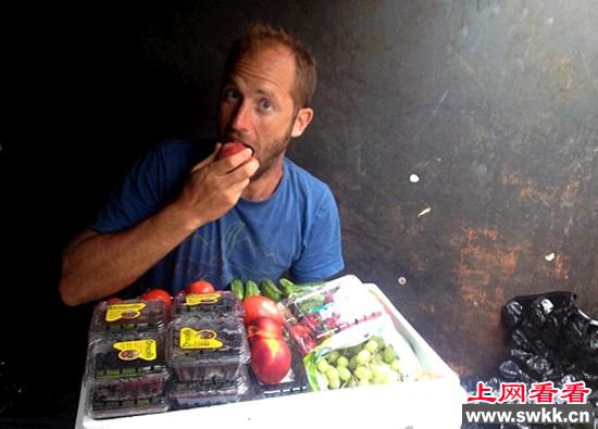 美国男子支持环保 竟成垃圾淘客食扔掉食物