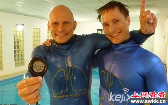 丹麦男子水下憋气22分钟 吉尼斯世界纪录保持者