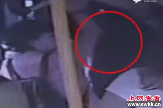 女孩公交上因低头玩手机未让座 遭老人扇耳光