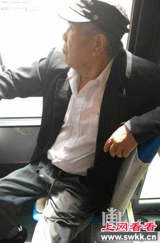 女孩公交上因低头玩手机未让座遭老人扇耳光