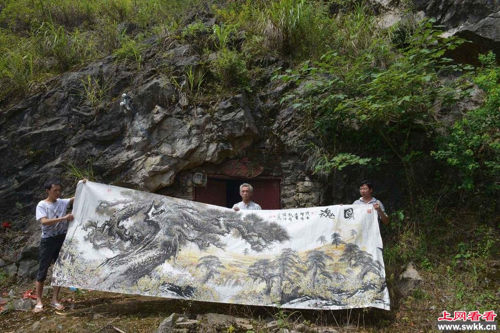 老人巢居山洞作画30年只为寻找创作灵感