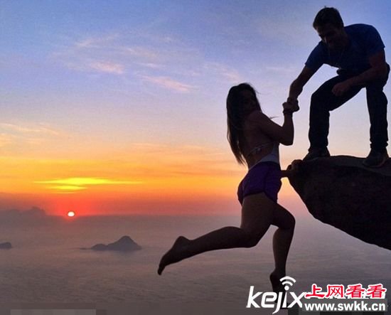 巴西情侣850米悬崖拍照 单手悬挂“爱的宣言” (组图)