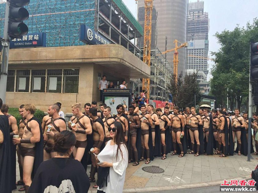 外国模特扮斯巴达街头作秀对周边秩序造成影响被抓